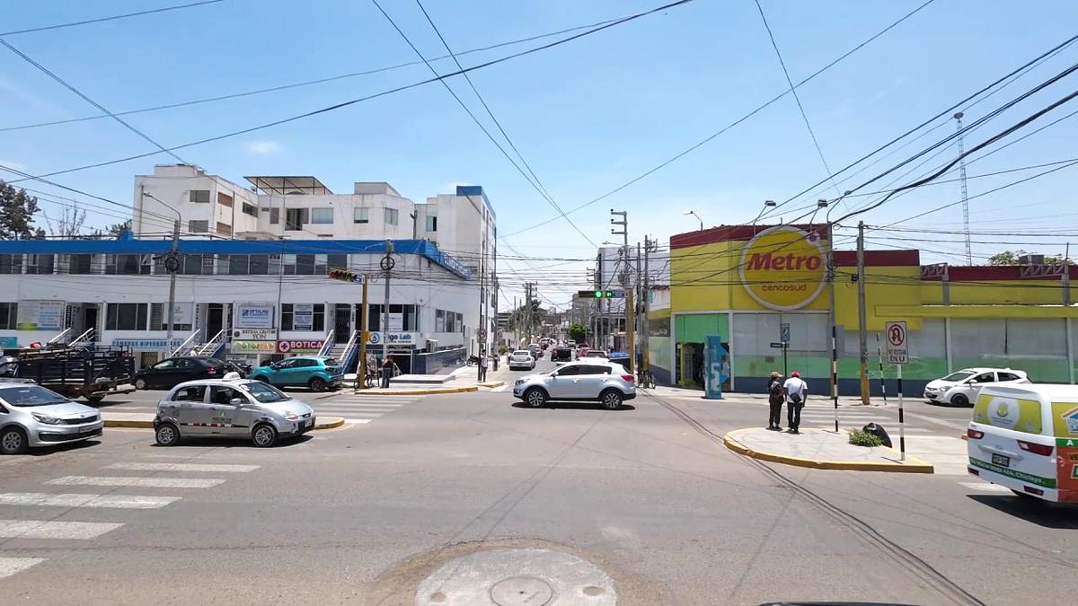 ALQUILER DE CASA EN CALLE LOS SAUCES, URB. SANTA VICTORIA